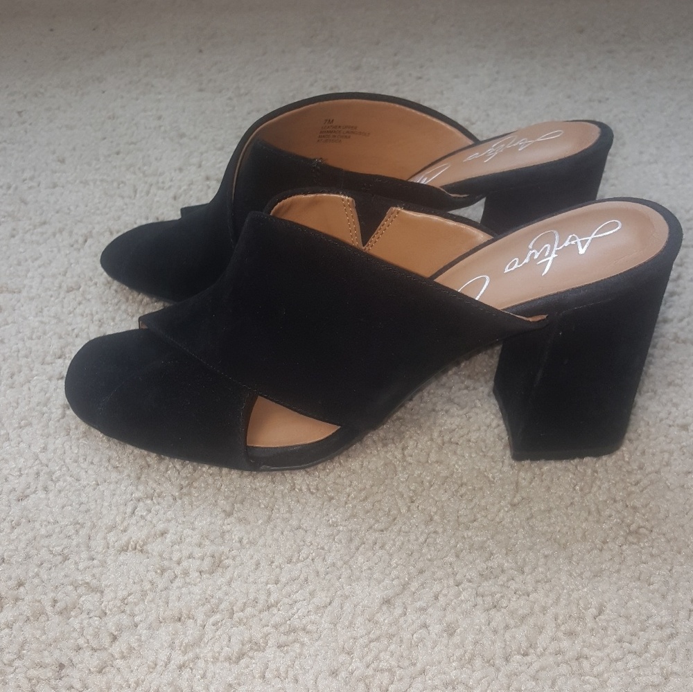 Sandals - Picture 3 of 3